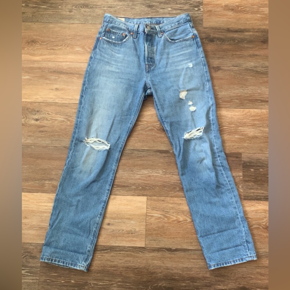 This is the Levi’s 501 jeans. The size is 27. It’s in great condition.